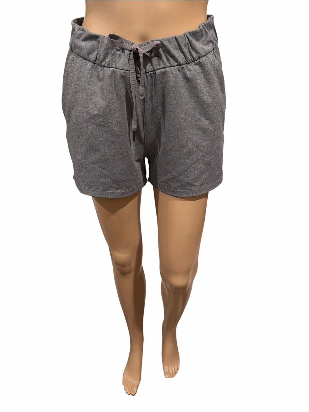 Lululemon On The Fly Shorts Women 6 Gray Pockets Drawstring 2.5 Inseam